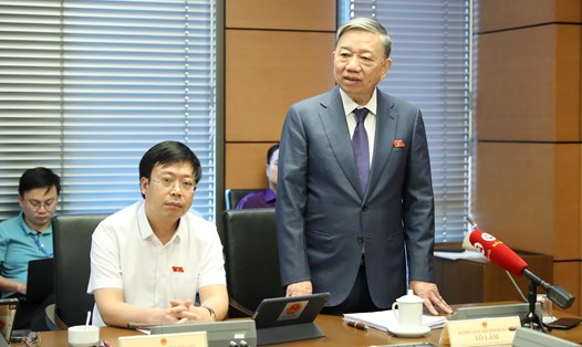 Bộ trưởng Tô Lâm phát biểu tại buổi thảo luận tổ về dự án Luật Trật tự an toàn giao thông đường bộ. Ảnh: Trung Nghiêm
