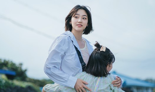 Kang Mina đóng vai mẹ đơn thân. Ảnh: Nhà sản xuất