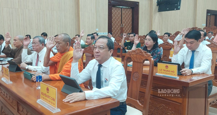 Đại biểu HĐND tỉnh Kiên Giang biểu quyết thông qua các dự thảo nghị quyết. Ảnh: Nguyên Anh