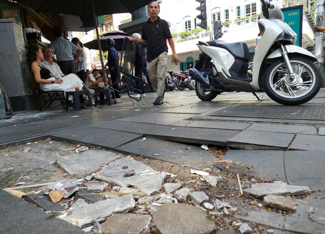 Một đoạn vỉa hè lát đá đường Đồng Khởi bị nứt vỡ, bong tróc không đảm bảo an toàn cho người đi bộ và mất mỹ quan đô thị.
