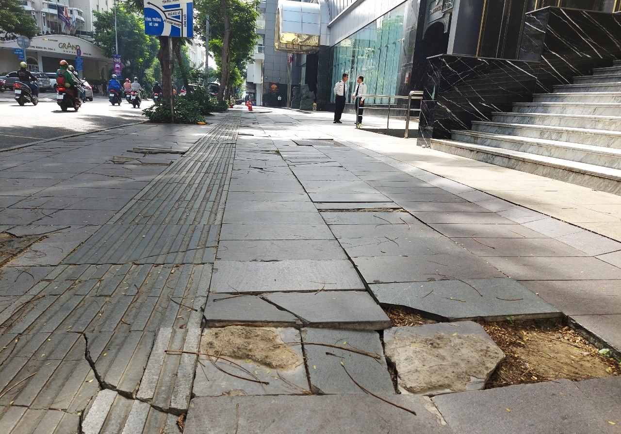 Từ năm 2016, toàn bộ bỉa hè đường Đồng Khởi được UBND Quận 1 lát đá granite. Theo ghi nhận của Lao Động ngày 10.11, nhiều đoạn đá lát bị nứt vỡ, gập ghềnh, bong tróc.