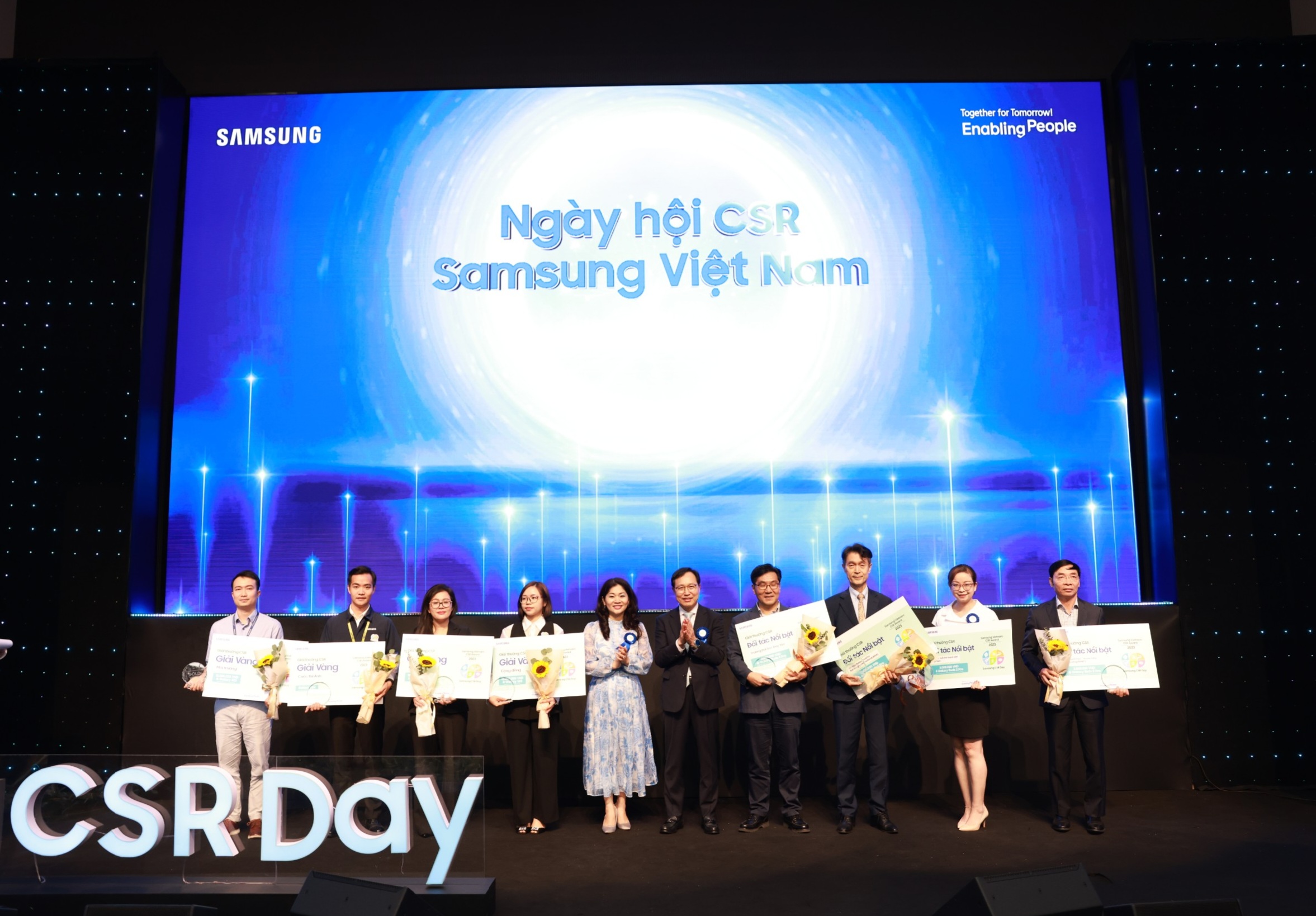 Phần trao giải thưởng SCR cho pháp nhân, đối tác của Samsung tại Việt Nam. Ảnh: Lương Hạnh. 