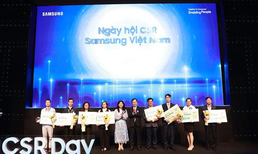 Phần trao giải thưởng SCR cho pháp nhân, đối tác của Samsung tại Việt Nam. Ảnh: Lương Hạnh. 