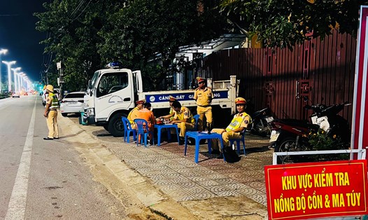 Lực lượng CSGT - Công an tỉnh Quảng Bình quyết liệt với việc xử lý vi phạm nồng độ cồn và ma tuý khi tham gia giao thông. Ảnh: Tâm Đức