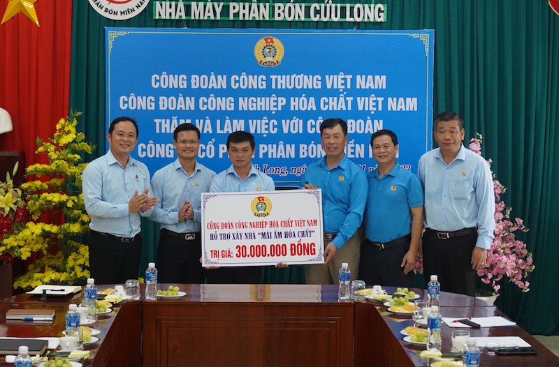 Lãnh đạo Công đoàn Công nghiệp Hoá chất Việt Nam trao hỗ trợ Mái ấm Công đoàn cho đoàn viên. Ảnh: Xuân Tùng
