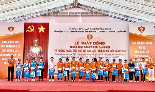Lãnh đạo LĐLĐ tỉnh Quảng Ninh trao quà cho công nhân lao động nữ KCN Đông Mai. Ảnh: LĐLĐ Quảng Ninh