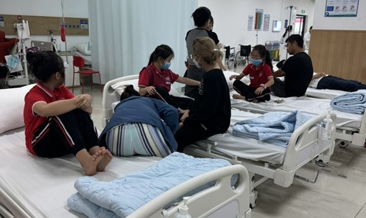 Các em học sinh vào theo dõi tại bệnh viện sau khi có biểu hiện ngộ độc thực phẩm. Ảnh: Thế Thế