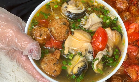 Bún ốc của bà Huệ nhiều năm hút khách nhờ món chả ốc độc lạ. Ảnh: Nhật Minh