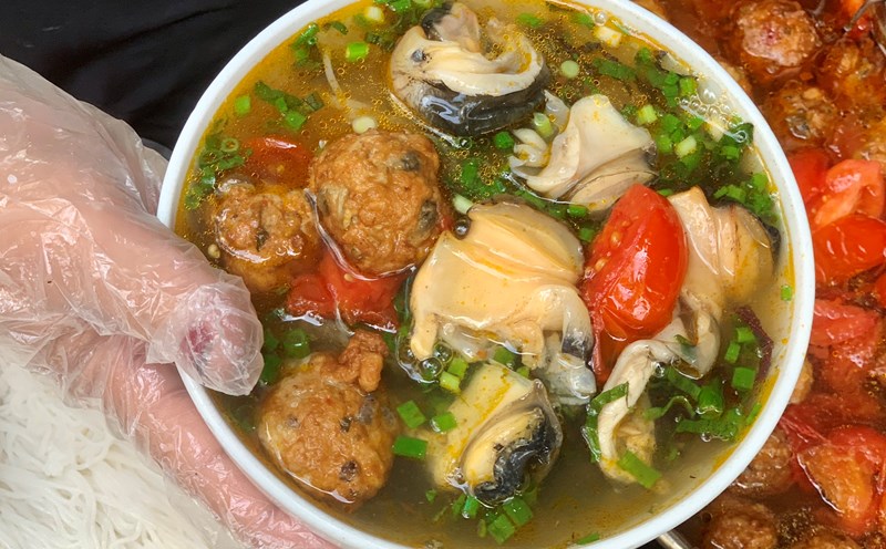 Bún ốc của bà Huệ nhiều năm hút khách nhờ món chả ốc độc lạ. Ảnh: Nhật Minh