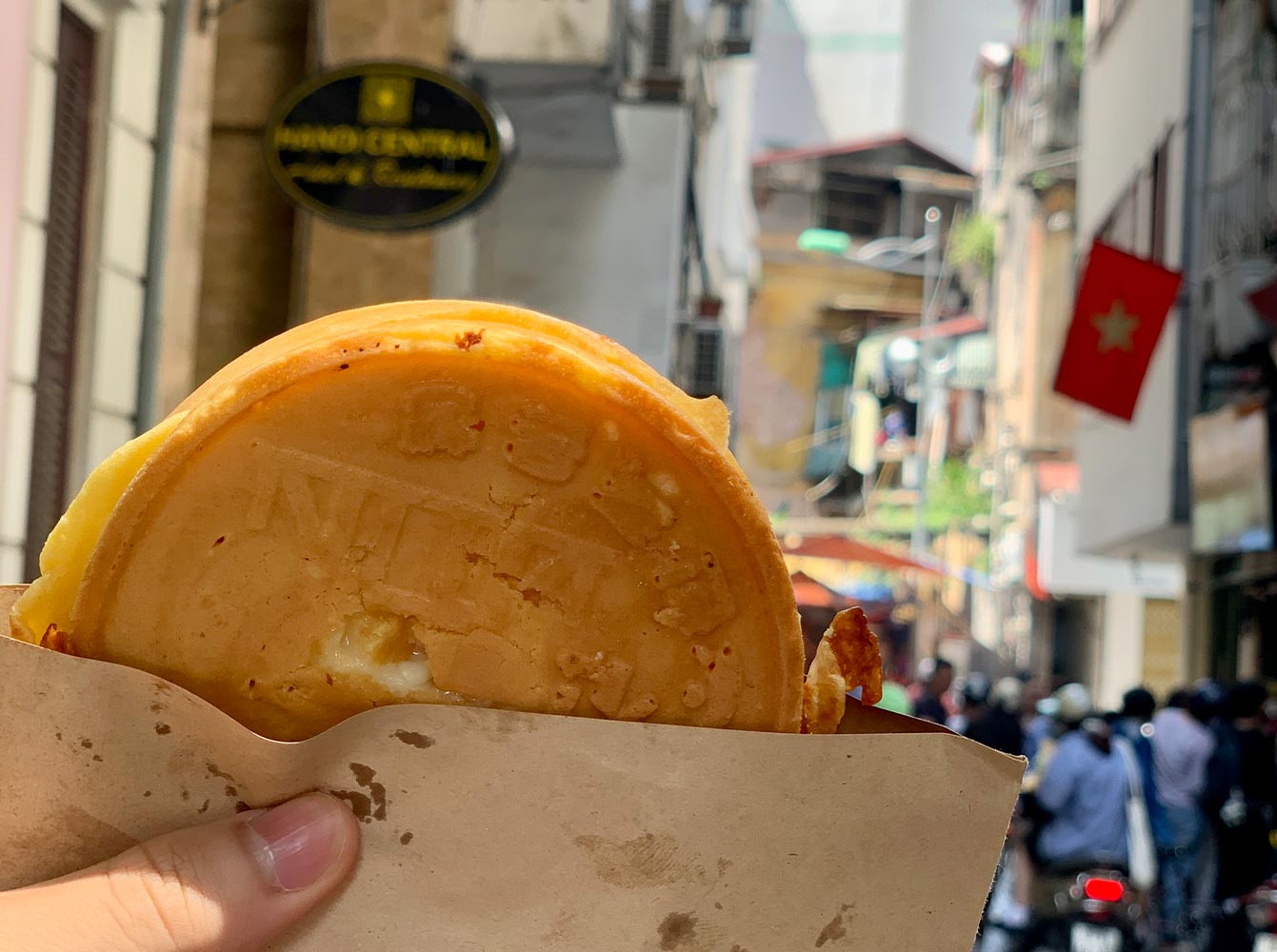 Bánh đồng xu phô mai tạo nên cơn sốt ở Việt Nam. Ảnh: Nhật Minh