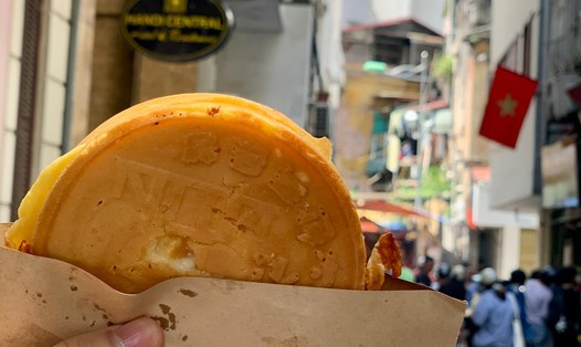 Bánh đồng xu phô mai tạo nên cơn sốt ở Việt Nam. Ảnh: Nhật Minh