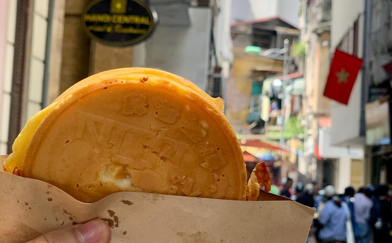 Bánh đồng xu phô mai tạo nên cơn sốt ở Việt Nam. Ảnh: Nhật Minh