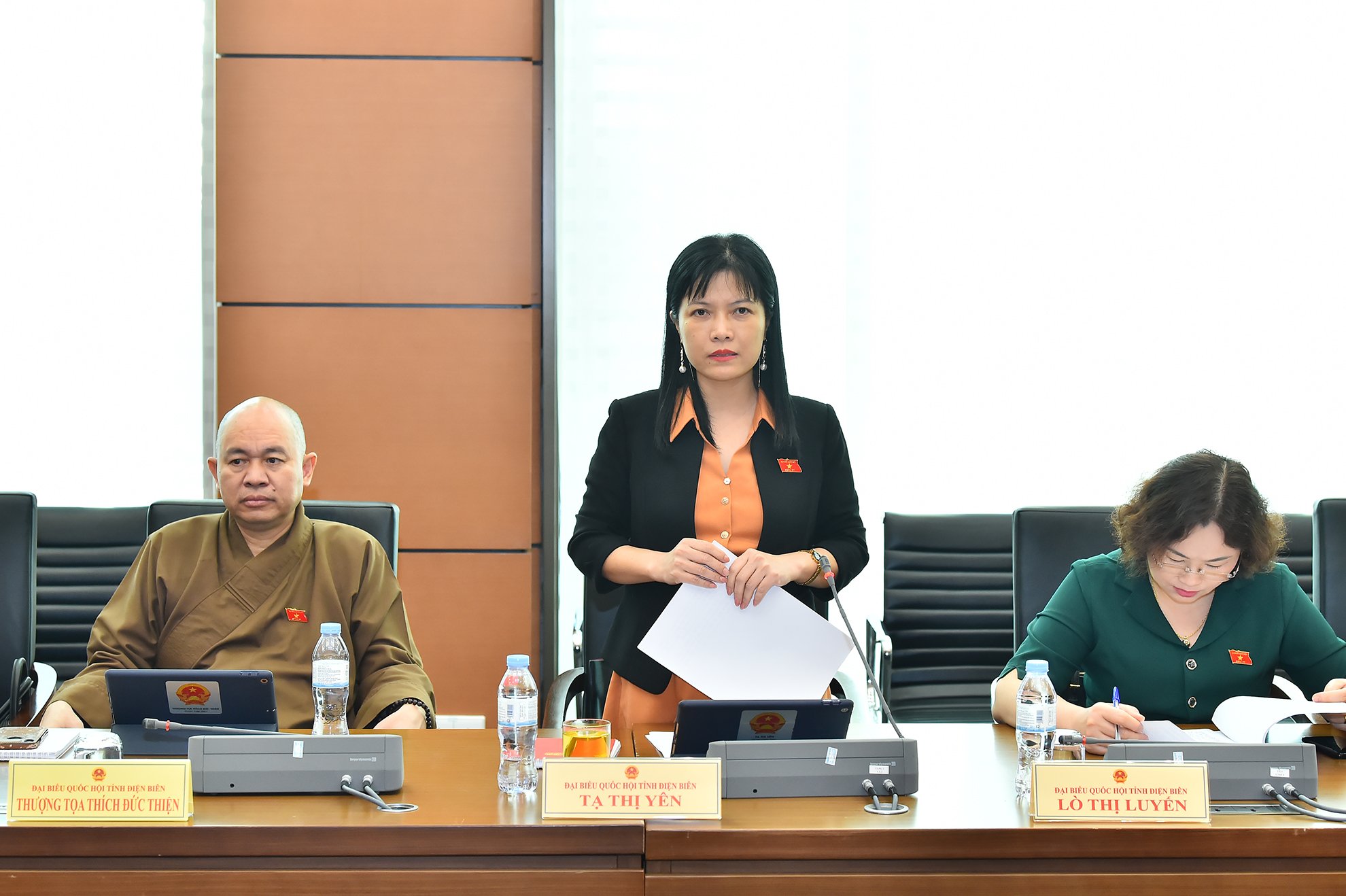 Đại biểu Tạ Thị Yên - đoàn Điện Biên góp ý về dự thảo Luật Thủ đô (sửa đổi). Ảnh: Vương Trần