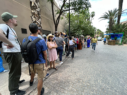 Rất đông khách xếp hàng vào bảo tàng dù đang là buổi trưa.