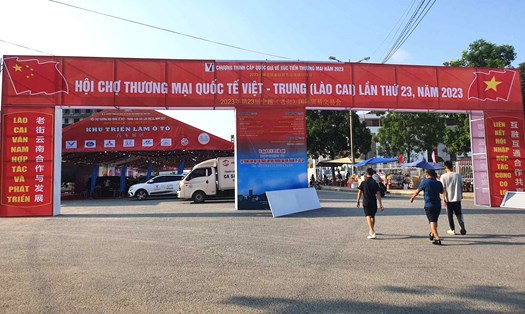 Hơn 100 doanh nghiệp Trung Quốc đã nhập cảnh vào tỉnh Lào Cai để dự khai mạc Hội chợ thương mại quốc tế diễn ra tối nay (10.11). Ảnh: Bảo Nguyên