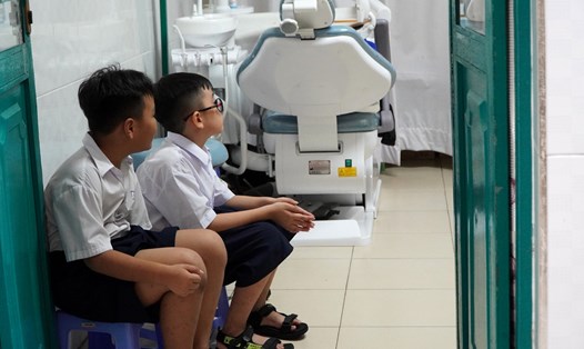 Chăm sóc sức khỏe cho học sinh tại Phòng Y tế Trường Tiểu học Hiệp Tân (quận Tân Phú). Ảnh: Chân Phúc