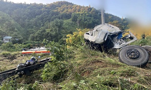 Một chiếc xe bồn mất phanh đã lao xuống vách núi, vụ tai nạn khiến 1 người chết, 1 bị thương. Ảnh: Đơn vị cung cấp.