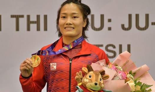 Phùng Thị Huệ trên bục nhận huy chương tại SEA Games 31. Ảnh: Hoài Việt