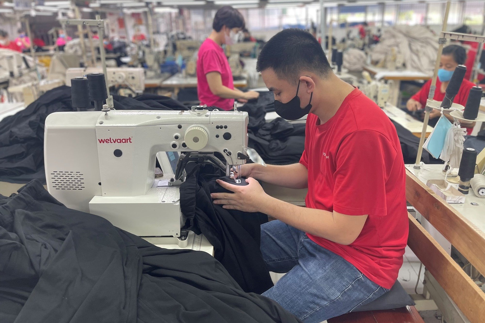 Anh Nguyễn Quốc Dũng là công nhân của Công ty SEYOUNG 10 năm qua. Ảnh: Minh Tùng