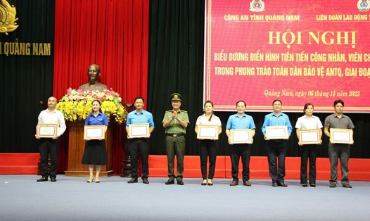 Nhiều tập thể, cá nhân của tổ chức Công đoàn tại Quảng Nam được UBND tỉnh, Công an tỉnh khen thưởng. Ảnh: Hoàng Bin