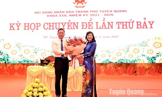 Lãnh đạo HĐND tỉnh Tuyên Quang chúc mừng ông Trần Viết Cương - Chủ tịch UBND TP Tuyên Quang.