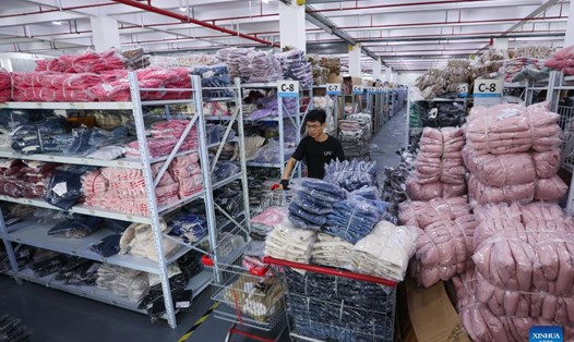 Kho của một doanh nghiệp may mặc ở tỉnh Chiết Giang, Trung Quốc chuẩn bị cho Ngày Độc thân, 8.11.2023. Ảnh: Xinhua