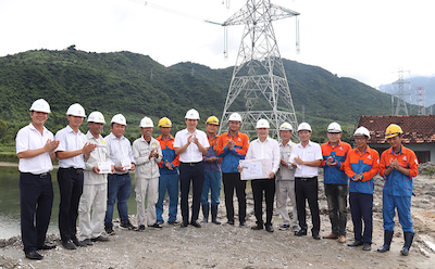 Công đoàn EVNNPT tặng quà động viên lực lượng thi công đường dây 500 kV Vân Phong – Vĩnh Tân. Ảnh: Xuân Tiến