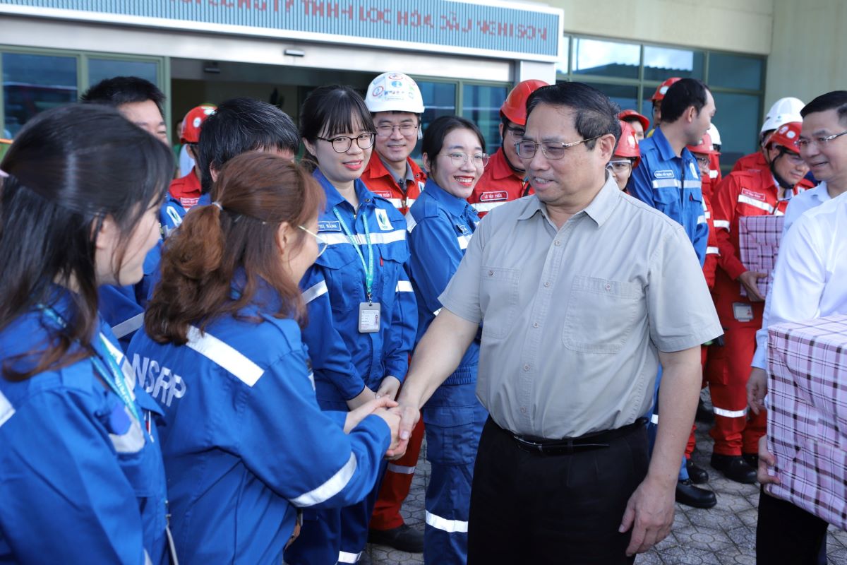 Thủ tướng Chính phủ Phạm Minh Chính đến thăm, tặng quà các cán bộ, chuyên gia và công nhân lao động đang làm việc tại Nhà máy Lọc hóa dầu Nghi Sơn. Ảnh: M.H