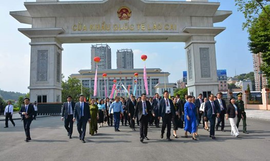 Sau 3 năm gián đoạn do dịch bệnh COVID-19, Hội chợ thương mại quốc tế Việt - Trung (Lào Cai) lần thứ 23, năm 2023 được tổ chức góp phần thúc đẩy giao lưu, hợp tác và quan hệ giữa hai nước. Ảnh: B.N