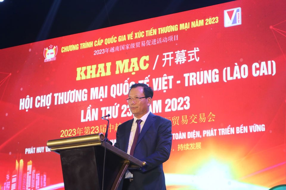 Phó Chủ tịch Thường trực UBND tỉnh Lào Cai Hoàng Quốc Khánh phát biểu khai mạc Hội chợ thương mại quốc tế Việt - Trung (Lào Cai) lần thứ 23, năm 2023.