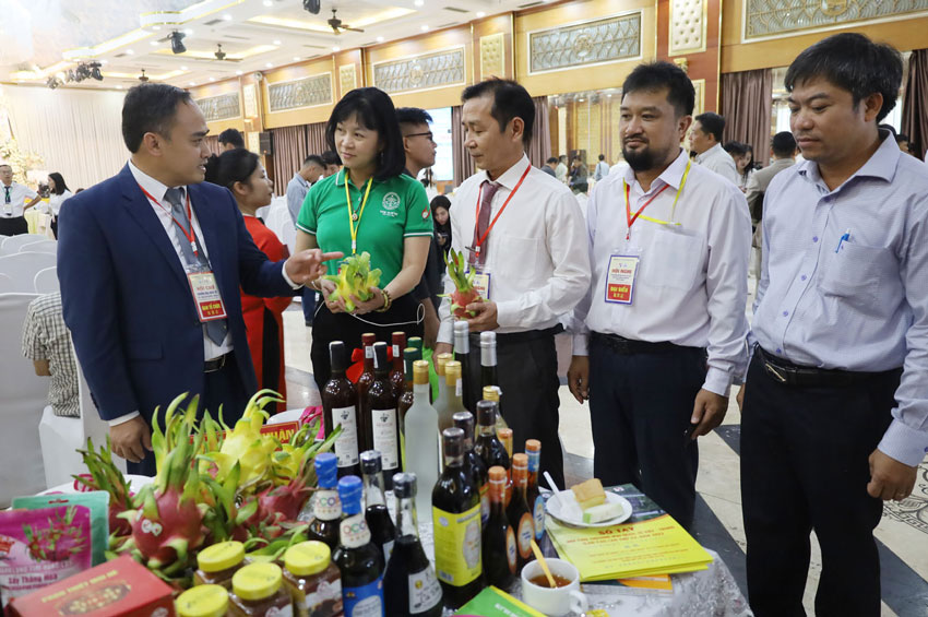 Các đại biểu đi thăm quan gian hàng trưng bày tại Hội chợ thương mại quốc tế Việt - Trung (Lào Cai) lần thứ 23, năm 2023. Ảnh: B.N