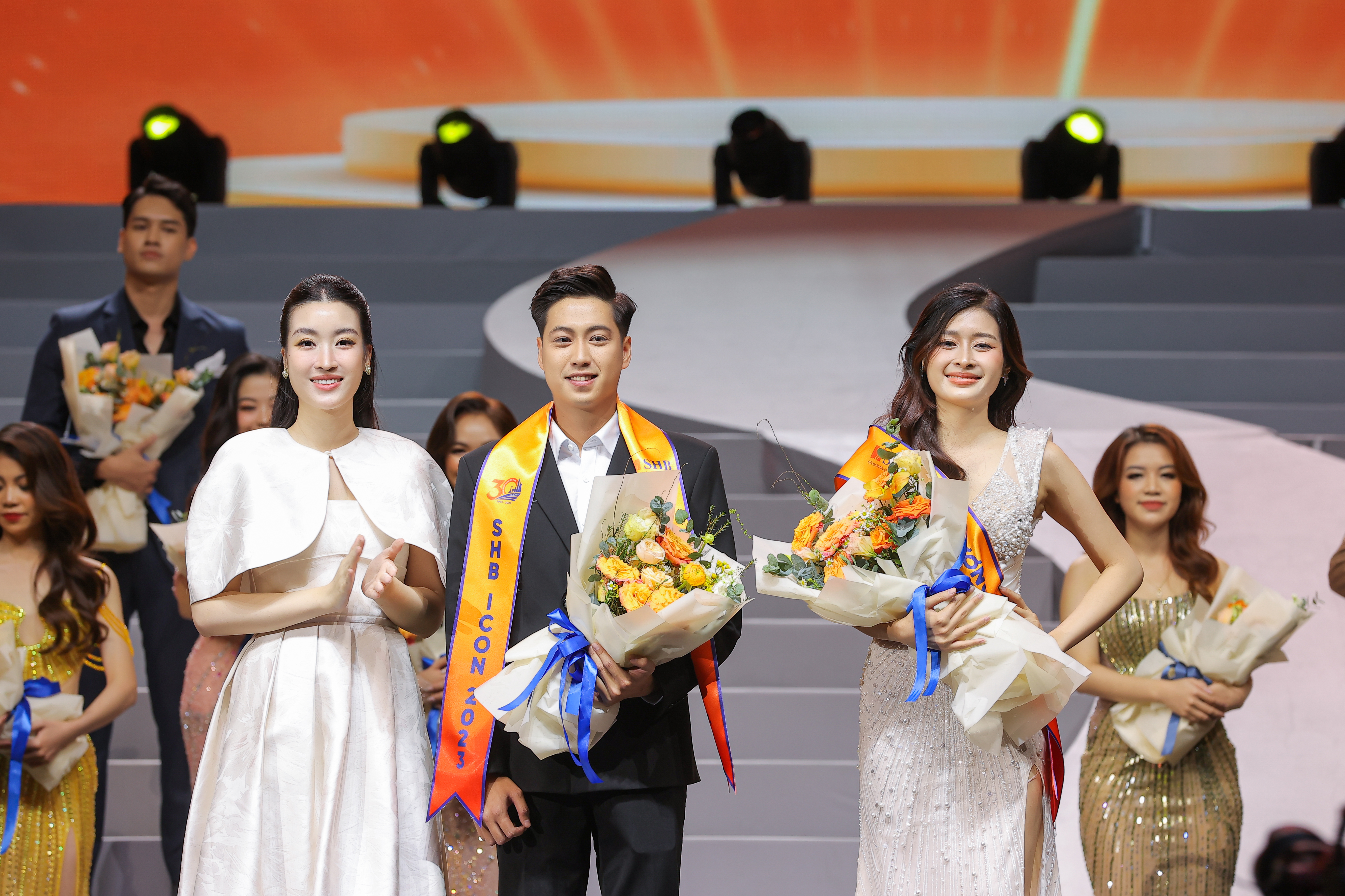 Hoa hậu Đỗ Mỹ Linh trao giải cho Nam vương, Hoa khôi cuộc thi. Ảnh: Nhân vật cung cấp
