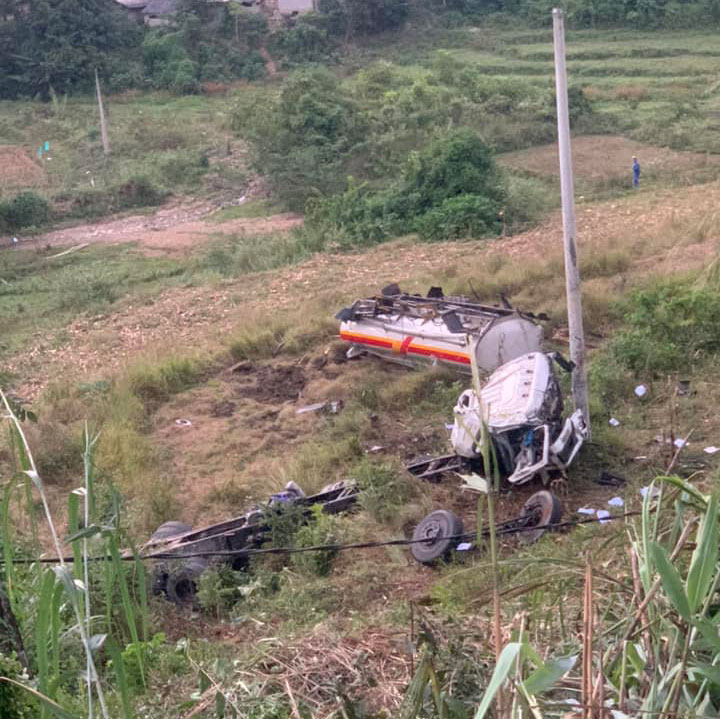 Vào khoảng 16h15 ngày 10.11, vụ tai nạn xảy ra khi chiếc xe này đang di chuyển tại khu vực đèo Khau Múc. Ảnh: Người dân cung cấp.