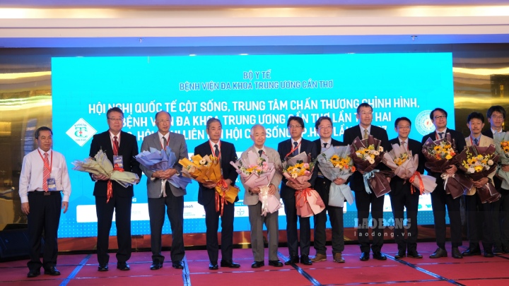 Ban Tổ chức tặng hoa cho các đại biểu tham gia Hội nghị. Ảnh: Phong Linh