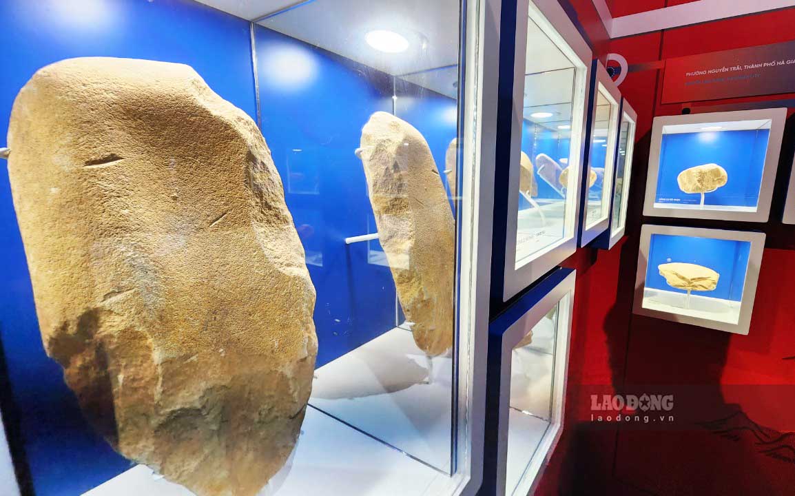 Những di tích thể hiện quá trình cư ngụ của cư dân cổ trên mảnh đất Hà Giang, một số công cụ đá qua các thời kỳ có niên đại từ 4.000 đến 30.000 năm cách ngày nay.