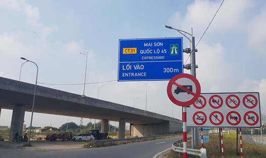 Biển báo cấm xe tải trên 10 tấn đi vào cao tốc Mai Sơn - QL45 tại nút giao Mai Sơn (huyện Yên Mô, Ninh Bình). Ảnh: Diệu Anh.