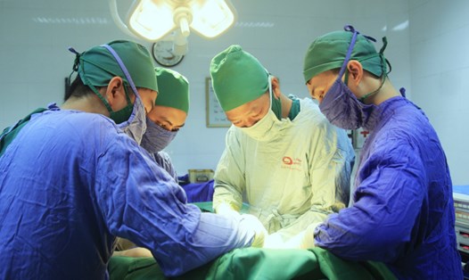 Các bác sĩ  phẫu thuật cắt bỏ u Liposarcoma tại Bệnh viện Bãi Cháy. Ảnh: BVCC