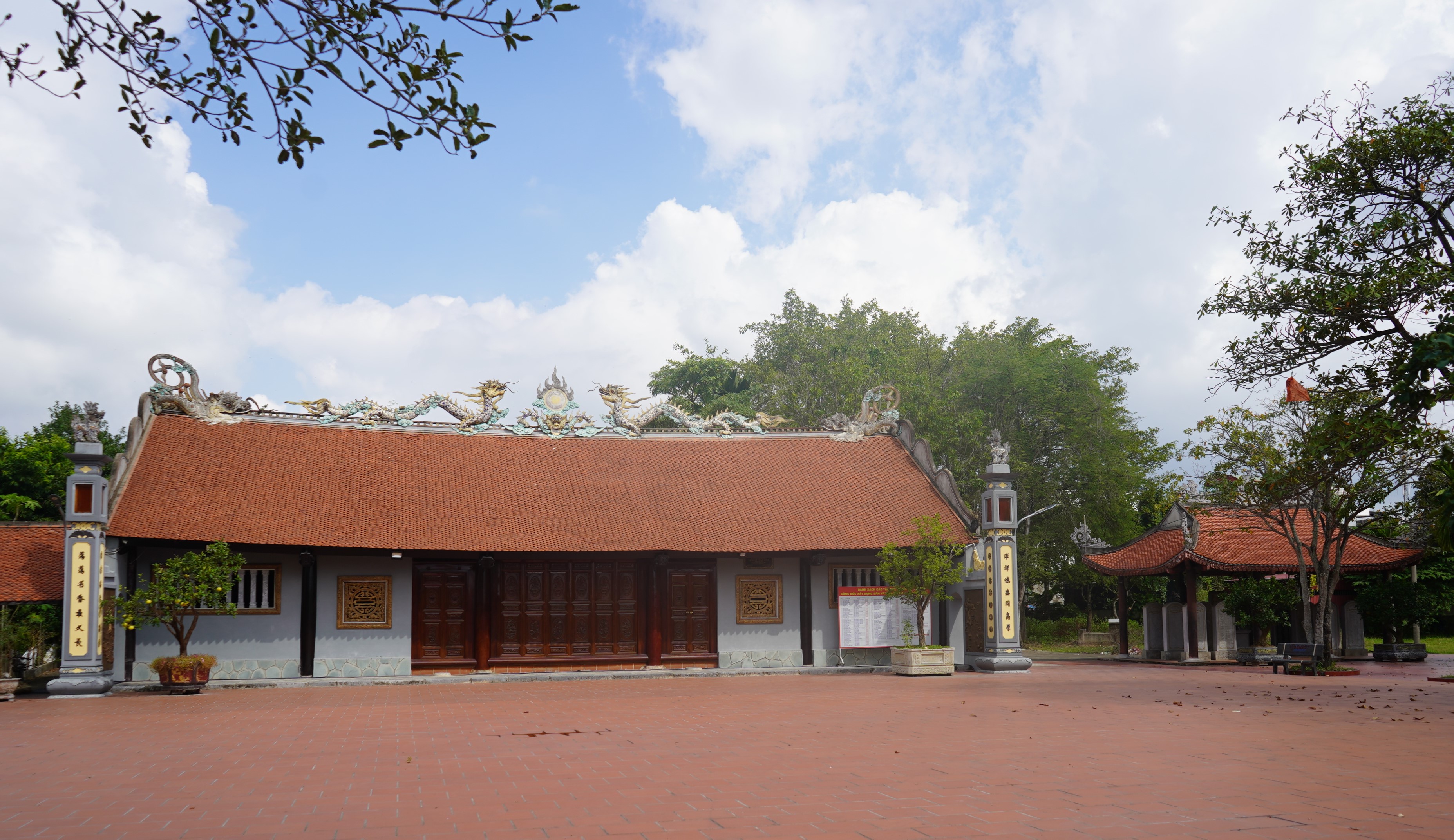 Cây đa di sản phía sau ngôi đình Vĩnh Khê hơn 100 năm tuổi ở Hải Phòng. Ảnh: Mai Dung