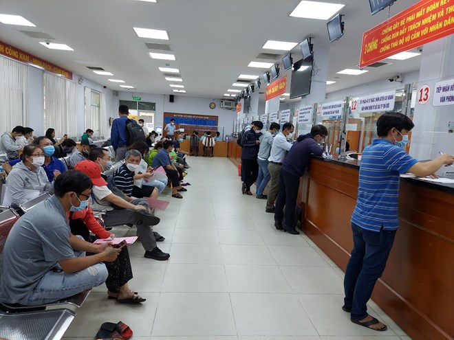 Người dân làm thủ tục hành chính ở TP Thủ Đức.  Ảnh: Minh Quân