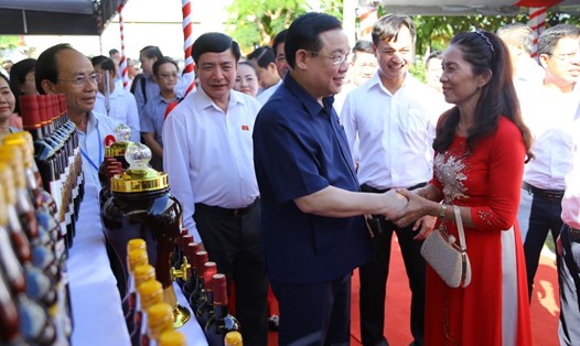 Chủ tịch Quốc hội mong người dân Đà Nẵng luôn ủng hộ dự án Cảng Liên Chiểu. Ảnh: Văn Trực