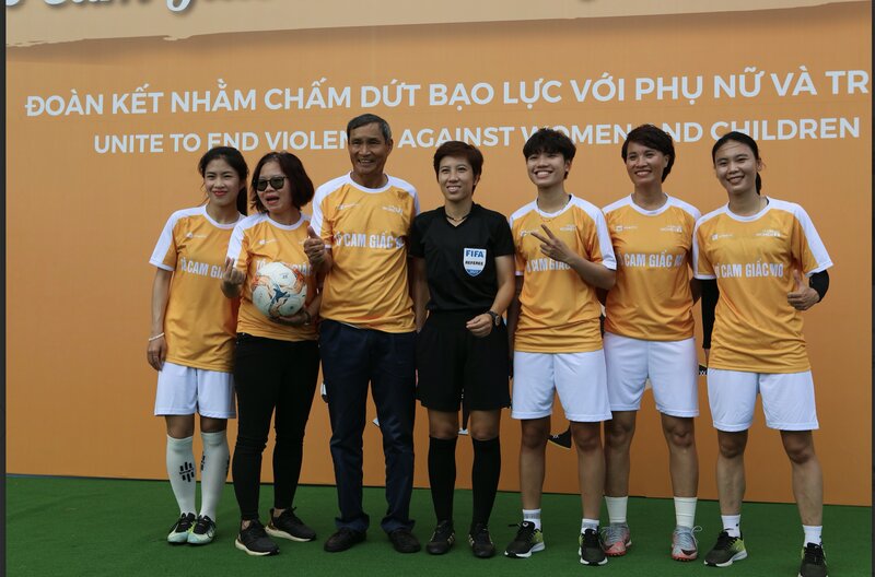 HLV Mai Đức Chung cùng các cầu thủ giao hữu trận bóng vì một tương lai an toàn cho phụ nữ và trẻ em.
