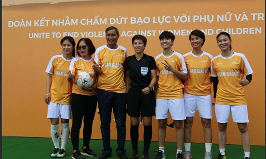 HLV Mai Đức Chung cùng các cầu thủ giao hữu trận bóng vì một tương lai an toàn cho phụ nữ và trẻ em.

