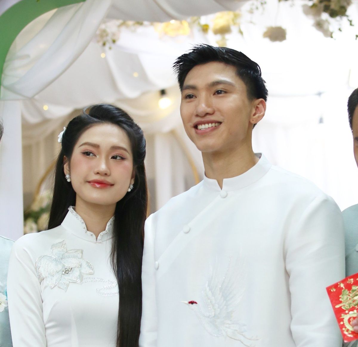 Sau khi rước dâu ở Hà Nội, chiếc xe chở Hải Mỹ, Văn Hậu sẽ về Thái Bình làm đám cưới vào chiều nay  
