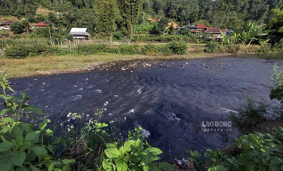Sông Nậm Rốm có màu đen kịt và bốc mùi hôi thối nông nặc bởi các cơ sở chế biến dong riềng. Ảnh: PV