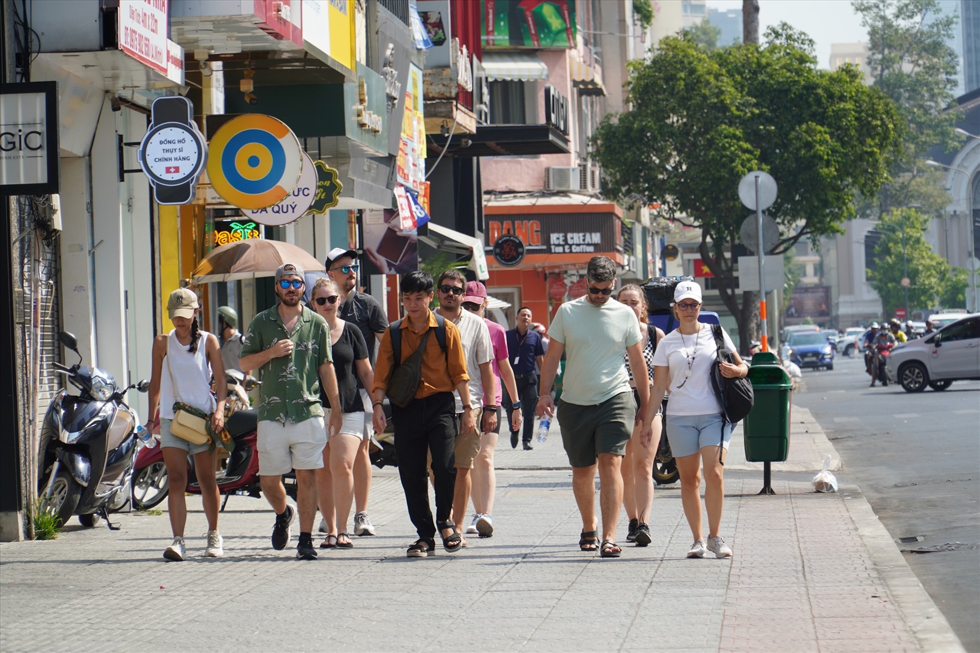 Đoàn khách nước ngoài tham quan TPHCM. Ảnh: Ngọc Lê