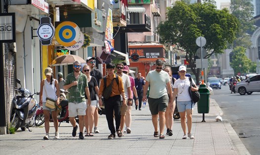 Đoàn khách nước ngoài tham quan TPHCM. Ảnh: Ngọc Lê