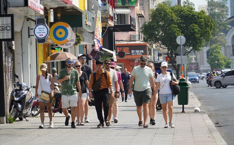 Đoàn khách nước ngoài tham quan TPHCM. Ảnh: Ngọc Lê