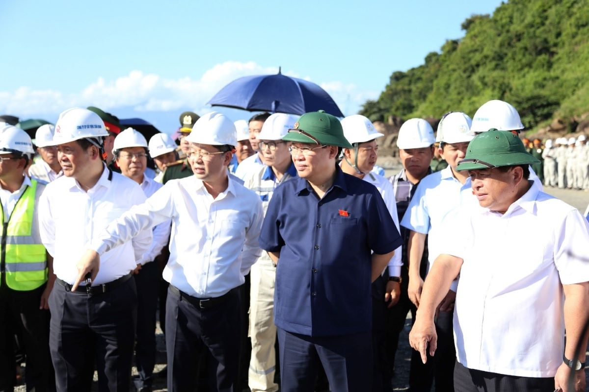  Cùng ngày, Chủ tịch Quốc hội Vương Đình Huệ đã đến để kiểm tra tiến độ thi công xây dựng và thăm hỏi công nhân tại dự án Cảng Liên Chiểu (quận Liên Chiểu, TP. Đà Nẵng).