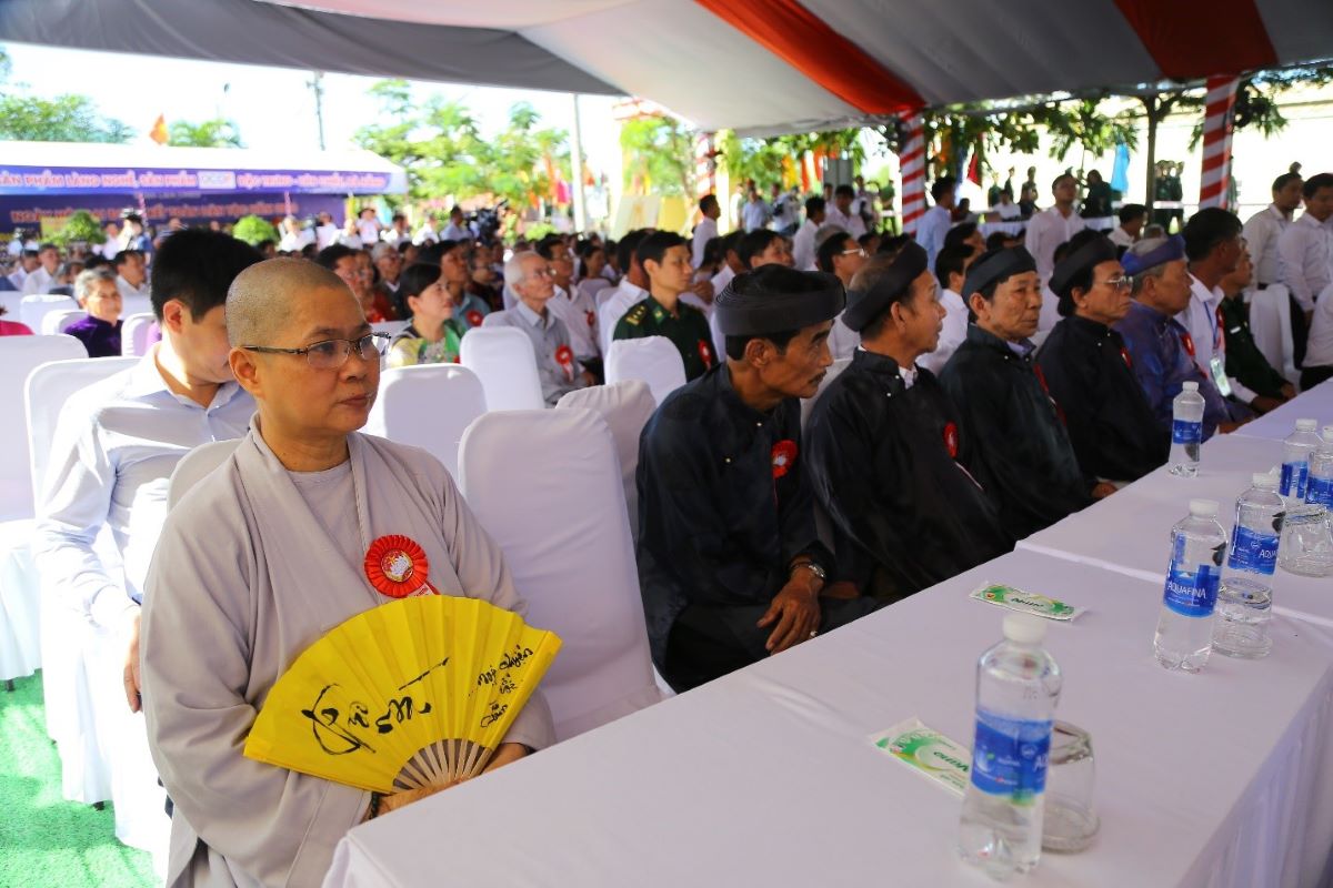Đông đảo người dân tại Khu dân cư số 10, phường Hòa Hiệp Bắc đã đến tham dự ngày hội. 