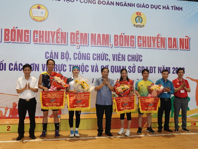 Đội bóng chuyền nữ Trường THPT Can Lộc dành giải Nhì. Ảnh: Trần Tuấn.